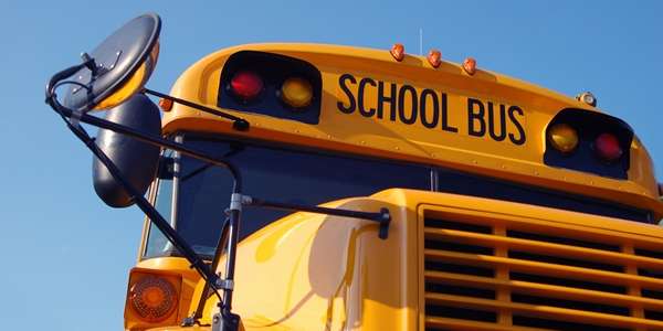 Transportistas de buses escolares tendrán que usar facturas fiscales